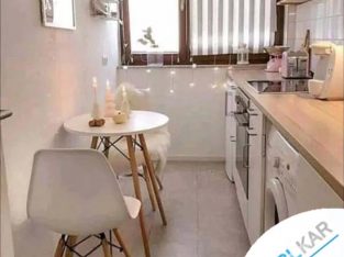 صندلی ناهارخوری با پایه